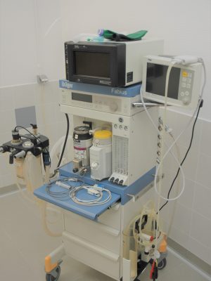 https://www.cliniqueveterinairedugolfe.fr/wp-content/uploads/2020/01/appareil-anesthésie-scaled-300x400.jpg